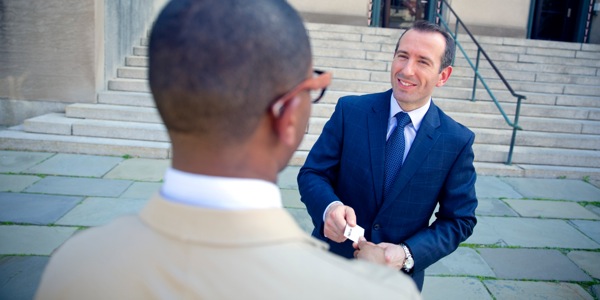 Mutane biyu suna gaya wa juna sunayensu