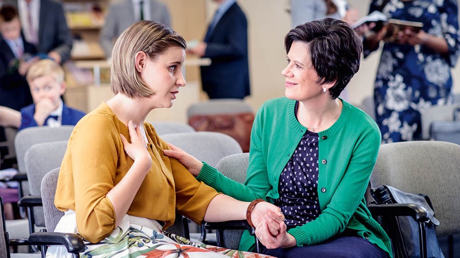 Wasu ʼyan’uwa biyu mata suna tattaunawa a Majami’ar Mulki kuma sun gafarta juna