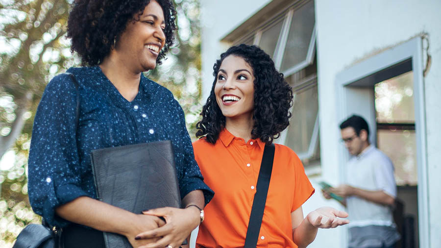 ’Yar’uwar tana magana da wata ’yar’uwa sa’ad da suke wa’azi.