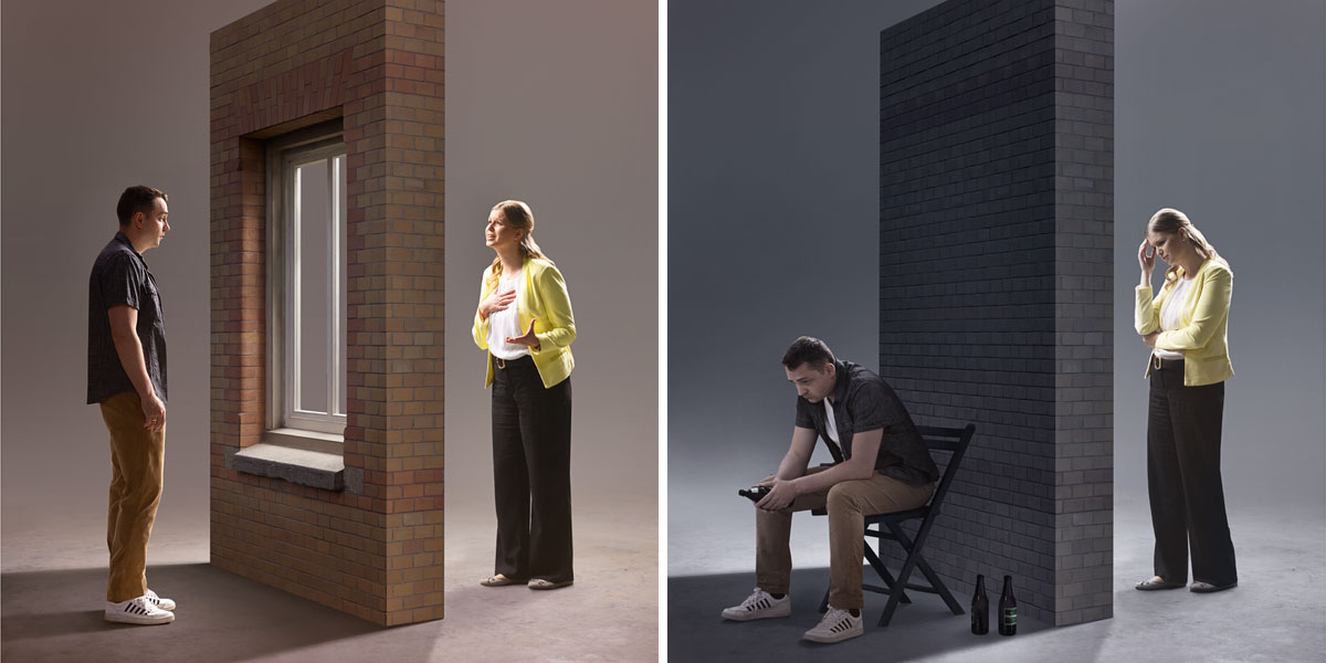 סדרת תמונות:‏ תמונות מנוגדות המתארות את הדרך שבה הבעל בוחר להתמודד עם חששותיה של אשתו בקשר להרגלי השתייה שלו.‏ 1.‏ הבעל יושב בגבו לקיר לבנים ובידו בקבוק בירה ריק.‏ על הרצפה עוד שני בקבוקים ריקים.‏ אשתו עומדת מתוסכלת בצד השני של הקיר,‏ ולא רואה את בעלה.‏ 2.‏ הבעל מביט באשתו מבעד לחלון גדול בקיר,‏ ומקשיב לחששותיה.‏