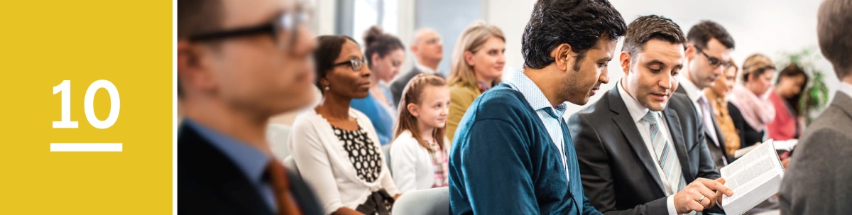 שיעור 10.‏ גבר מעיין בפסוק שאחד מעדי־יהוה מראה לו מתוך המקרא במהלך אסיפה של עדי־יהוה.‏