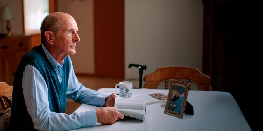 אח קשיש מהרהר במה שקרא כעת בספר יחזקאל.‏