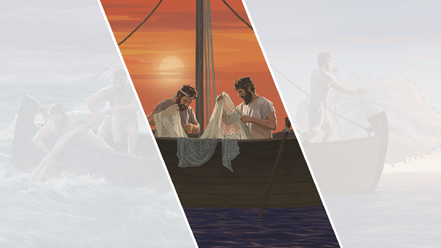 שני דייגים מתקנים את רשתם בשעת השקיעה.‏