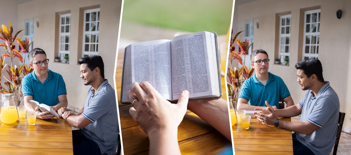 סדרת תמונות:‏ אח נותן עצה לאח אחר שמתמודד עם בעיה מטרידה.‏ 1.‏ שני האחים יושבים בחוץ ליד שולחן ושותים שתייה קלה.‏ האח מקשיב בסבלנות לאח המדוכא המבטא את רגשותיו.‏ 2.‏ האח שהקשיב לאח האחר פותח את המקרא.‏ 3.‏ האח חולק באהבה עצות מהמקרא בשעה שהאח האחר מקשיב ברוגע.‏