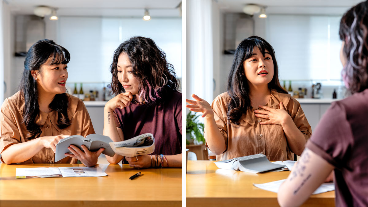 תמונות מנוגדות שבהן אחות מלמדת אישה צעירה את המקרא.‏ 1.‏ האחות מדברת על עצמה,‏ וספר המקרא שלה שוכב הפוך על השולחן.‏ 2.‏ האחות מחזיקה את המקרא פתוח ומראה פסוק לתלמידה שלה.‏