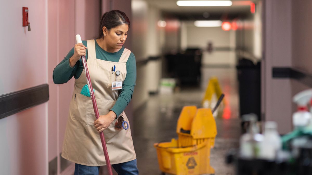 האימא החד הורית מנקה בניין משרדים בלילה.‏