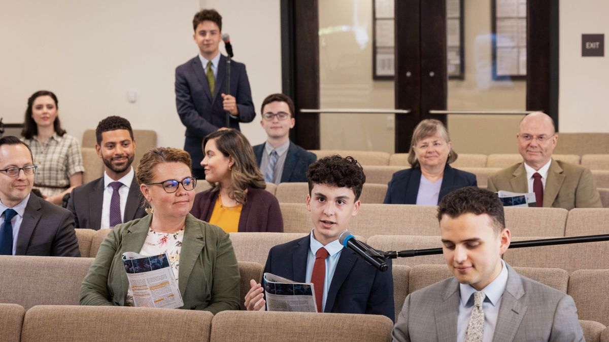 האח מחייך בזמן שהילד עונה תשובה במהלך שיעור ”‏המצפה”‏.‏