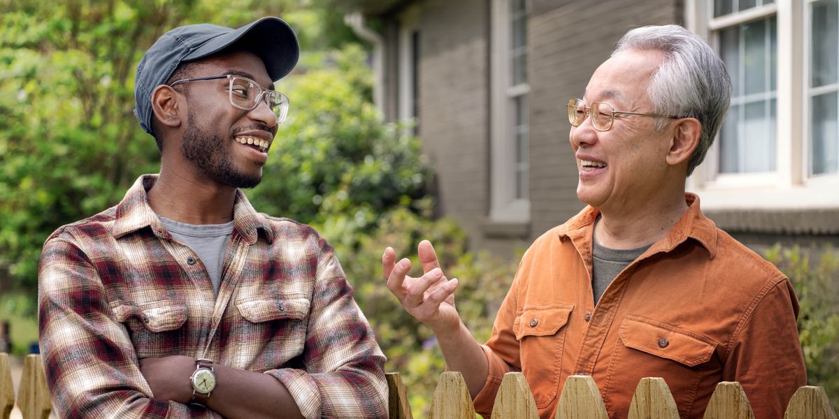 Ob tsev neeg uas nyob sib ze. Ob tug txiv tsev tab tom sib tham pem ua ke.