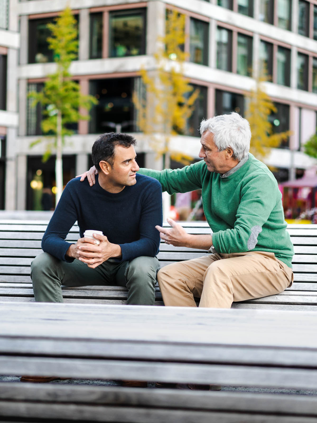 Ib tug laus hais lus txhawb ib tug hluas.