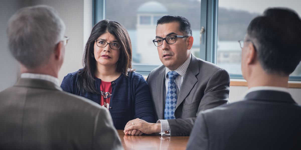 Ob tug kwvtij hais rau ob niam txiv tias nkawd tsis tau ua haujlwm hauv Npe-ee lawm