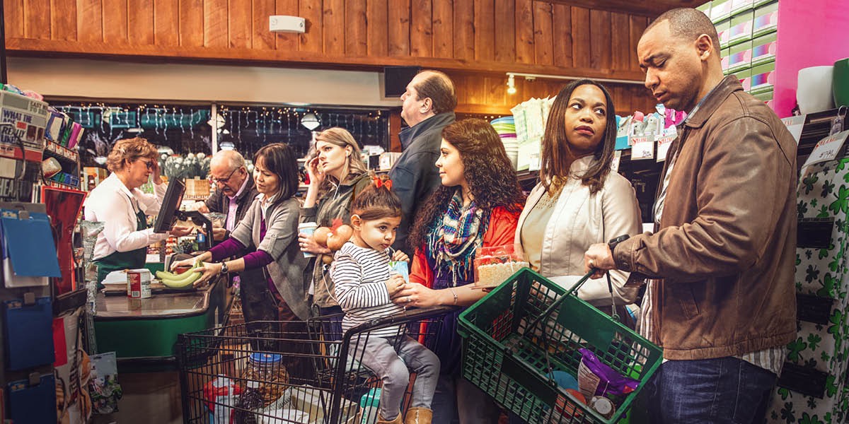 Az emberek feszültek, miközben sorban állnak egy boltban, de egy nő és a kislánya nyugodtak maradnak