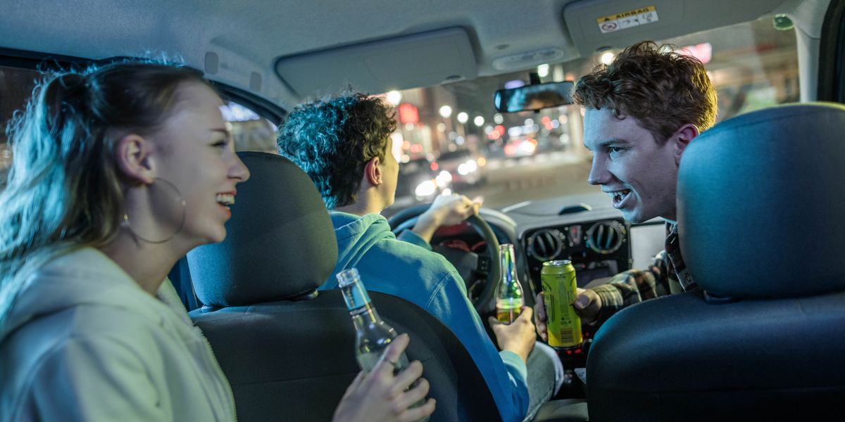 Egy fiatal autót vezet, miközben ő és a barátai alkoholt fogyasztanak.
