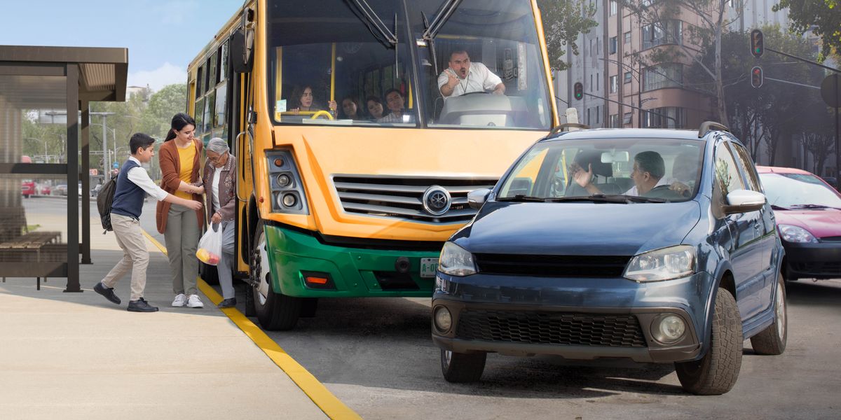 Egy dühös buszvezető kiabál egy másik sofőrrel, aki éppen bevágott elé. Eközben egy anyuka és a fia lesegít egy idős nénit a buszról.