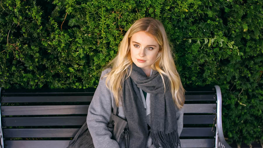 Jelenet a „Tanítsd meg a tanulmányozódnak, miért fontos szoros kapcsolatot ápolni Jehovával” című videóból: Lara elgondolkodik rajta, hogy hogyan segített már neki Jehova.