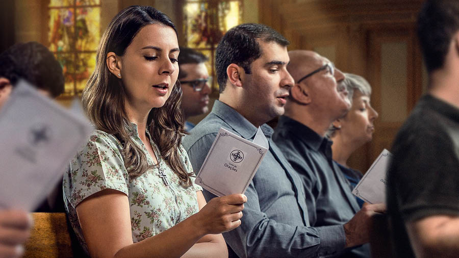 Egy templomban néhányan imát ismételgetnek egy imakönyvből.