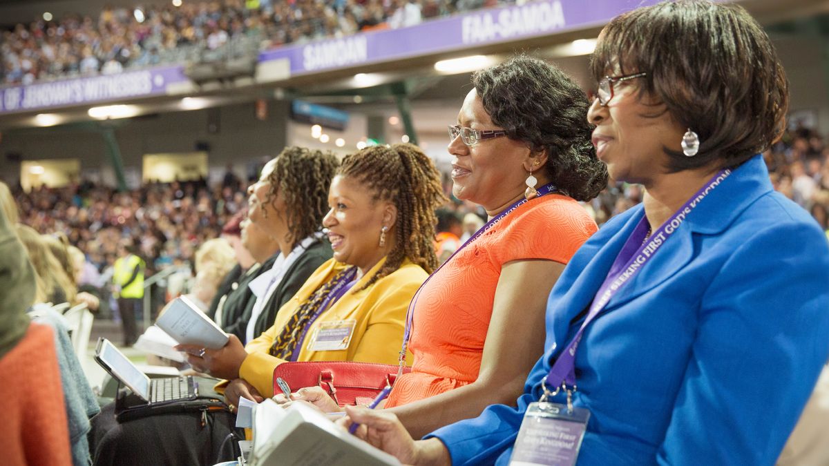 At one big kine meeting, sistahs lissening real good an taking notes.