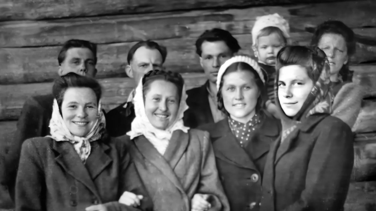 Braddahs an sistahs wen get sent to Siberia.