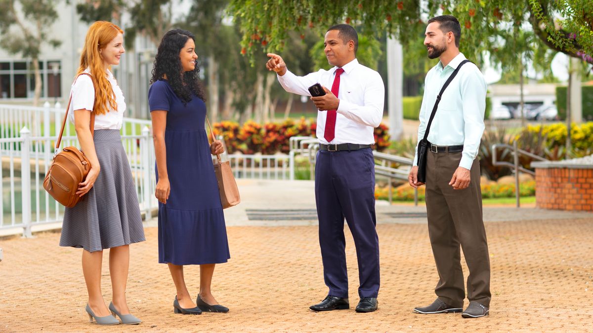 Two braddahs an two sistahs go preaching togedda. One of da braddahs tell da sistahs wea fo go in one nice kine way.
