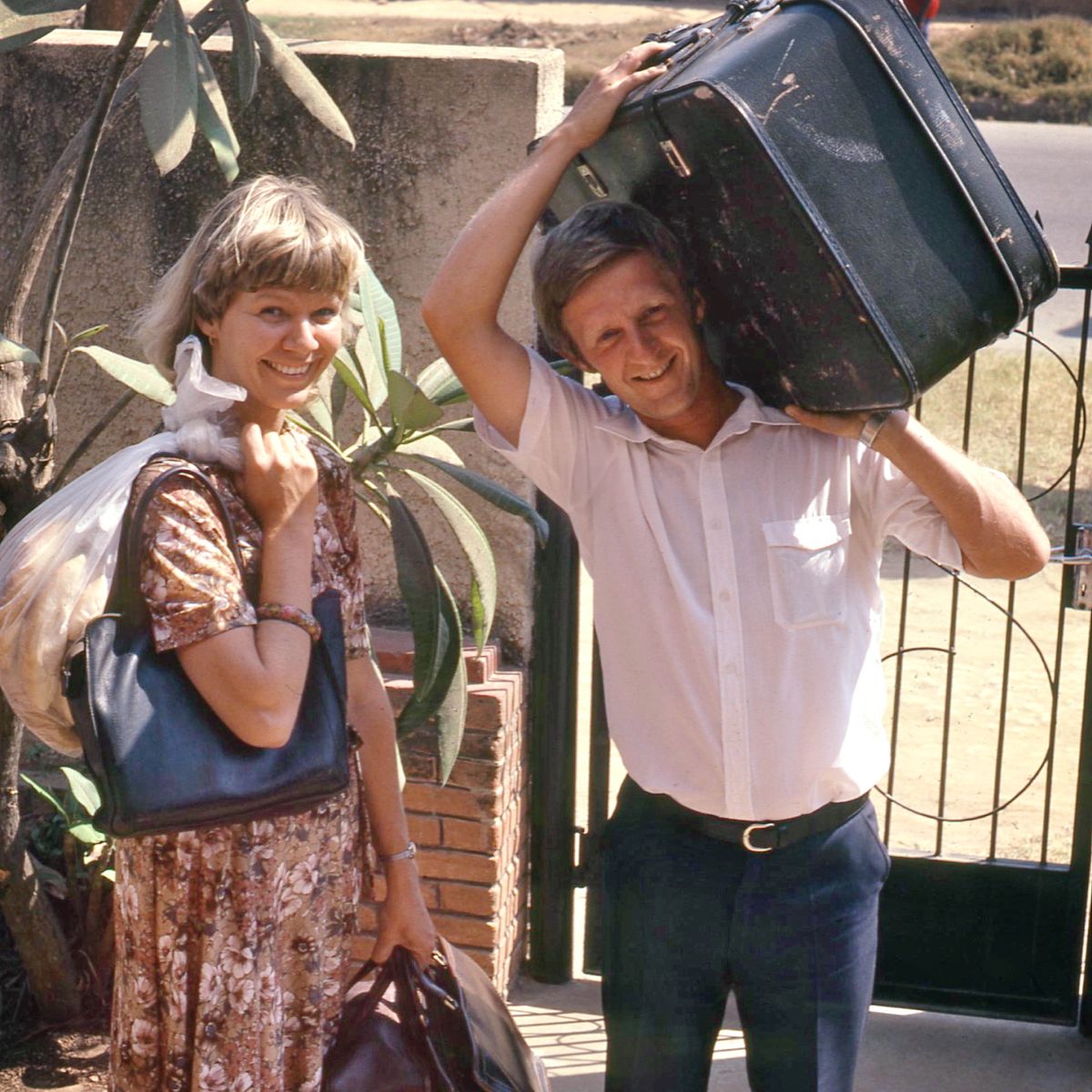 Mats an Ann-Catrin carrying luggage an some food.