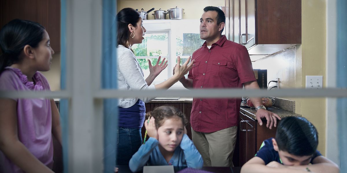 Երեխաները լսում են, թե ինչպես են ծնողները վիճում