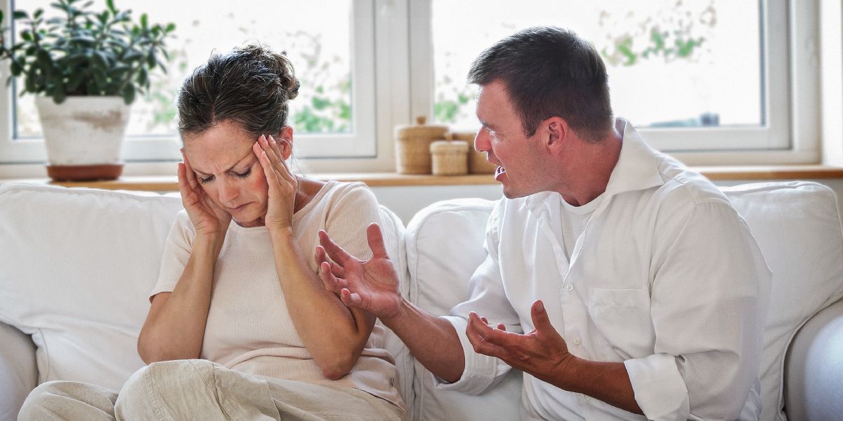 Տղամարդը վիճում է կնոջ հետ