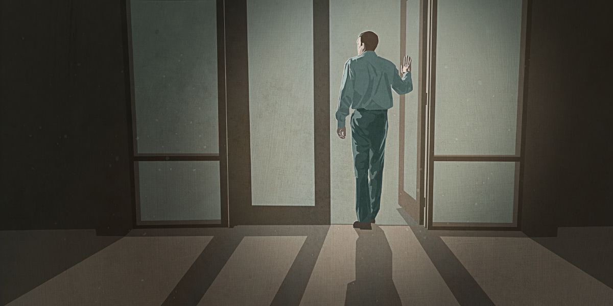 Մի մարդ դուրս է գալիս Թագավորության սրահից