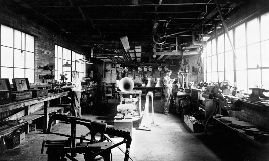 Երկու տղամարդ աշխատում են արհեստանոցում 1930-ականներին