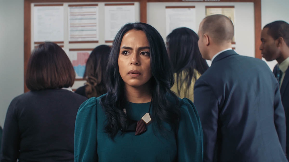 Տեսարաններ՝ «Իրադարձություններ, որոնց ժամանակ պետք է քաջ լինենք» տեսանյութից։ Քույրը Թագավորության սրահում է և մտահոգված է, քանի որ կարդացել է, թե միավորումից հետո որ ժողով պետք է հաճախի