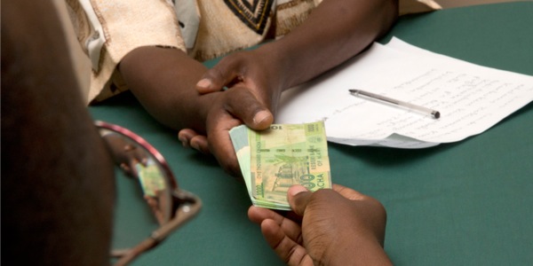 Տղամարդը պարտքով փող է վերցնում