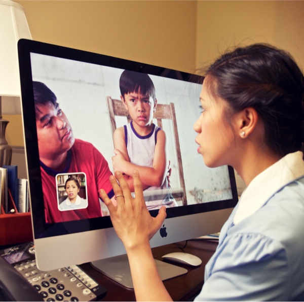 Մերիլինը տեսակապով զրուցում է Ջեյմսի և Ջիմիի հետ