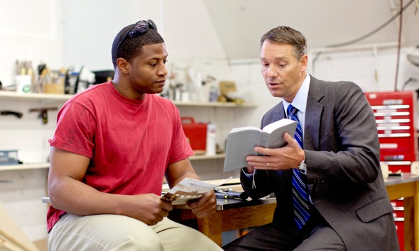 Արթուրն ու Կարենը «Դիտարան» ամսագրի օգնությամբ աստվածաշնչյան քննարկում են անում