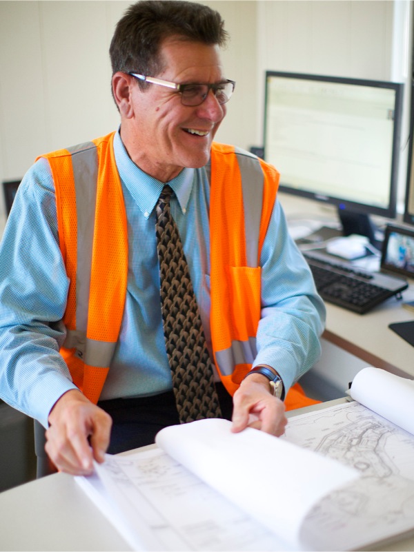 Քենեթը աչքի է անցկացնում շինարարական նախագծերը