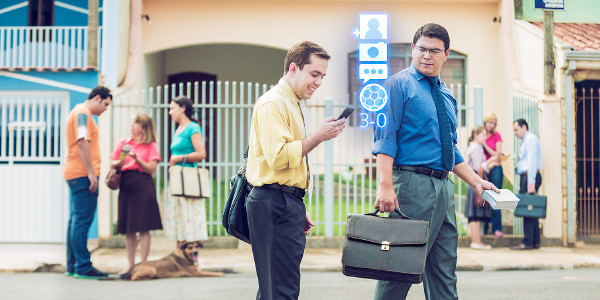 Տնետուն ծառայության ժամանակ եղբայրը հեռախոսով ստուգում է սպորտային մի խաղի հաշիվը