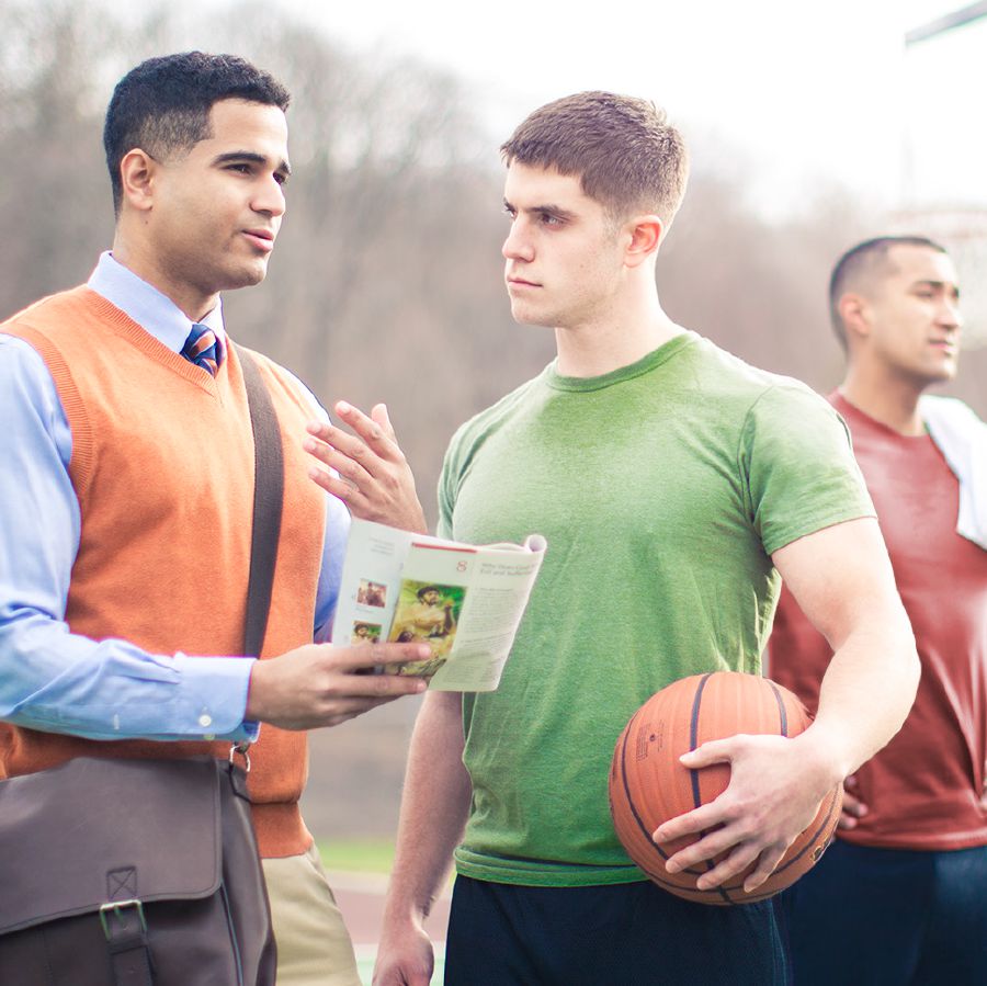 Եղբայրը Թագավորության բարի լուրն է քարոզում մի երիտասարդի