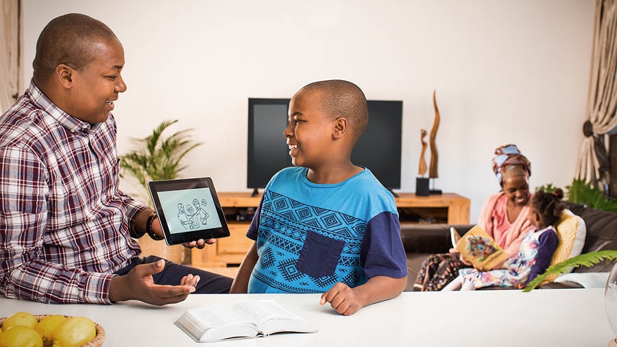 Ամուսինները իրենց երեխաների հետ առանձին են ուսումնասիրում Աստվածաշունչը