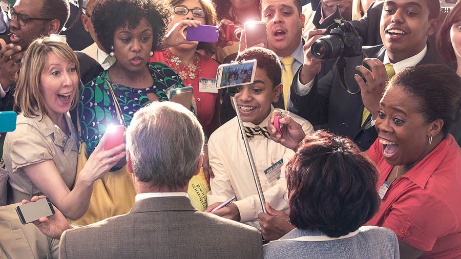 Համաժողովի ժամանակ մարդիկ շրջապատել են գլխավոր վարչության ներկայացուցչին ու նրա կնոջը և ամեն կերպ փորձում են լուսանկարել նրանց