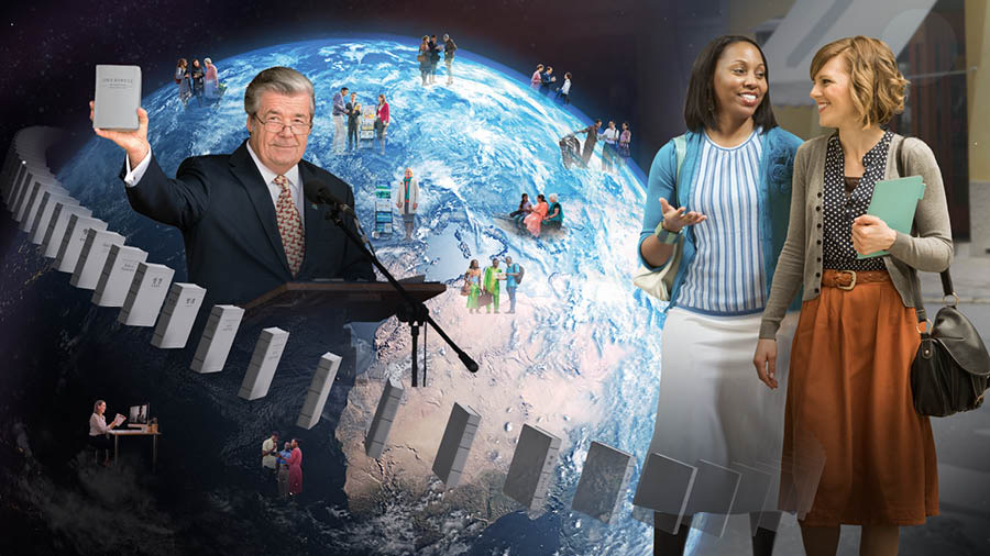 Տարբեր դրվագներից բաղկացած նկար։ 1. Եղբայր Գերիտ Լյոշը հայտարարում է «Նոր աշխարհ թարգմանության» լույսընծայման մասին։ 2. Եղբայրներն ու քույրերը քարոզում են աշխարհի տարբեր մասերում։