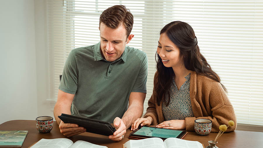 Նույն զույգը ուսումնասիրում է Աստվածաշունչը և Աստծու կազմակերպության տրամադրած հրատարակությունները։