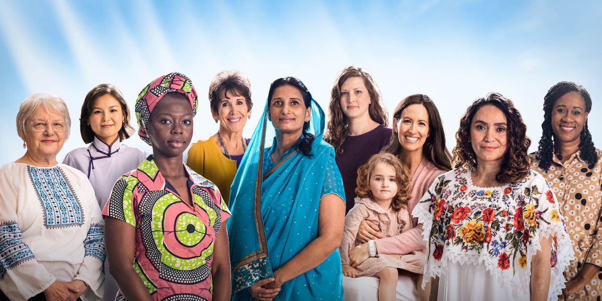 Տարբեր տարիքի, ազգի և մշակույթի կանայք, որոնք երջանիկ տեսք ունեն։