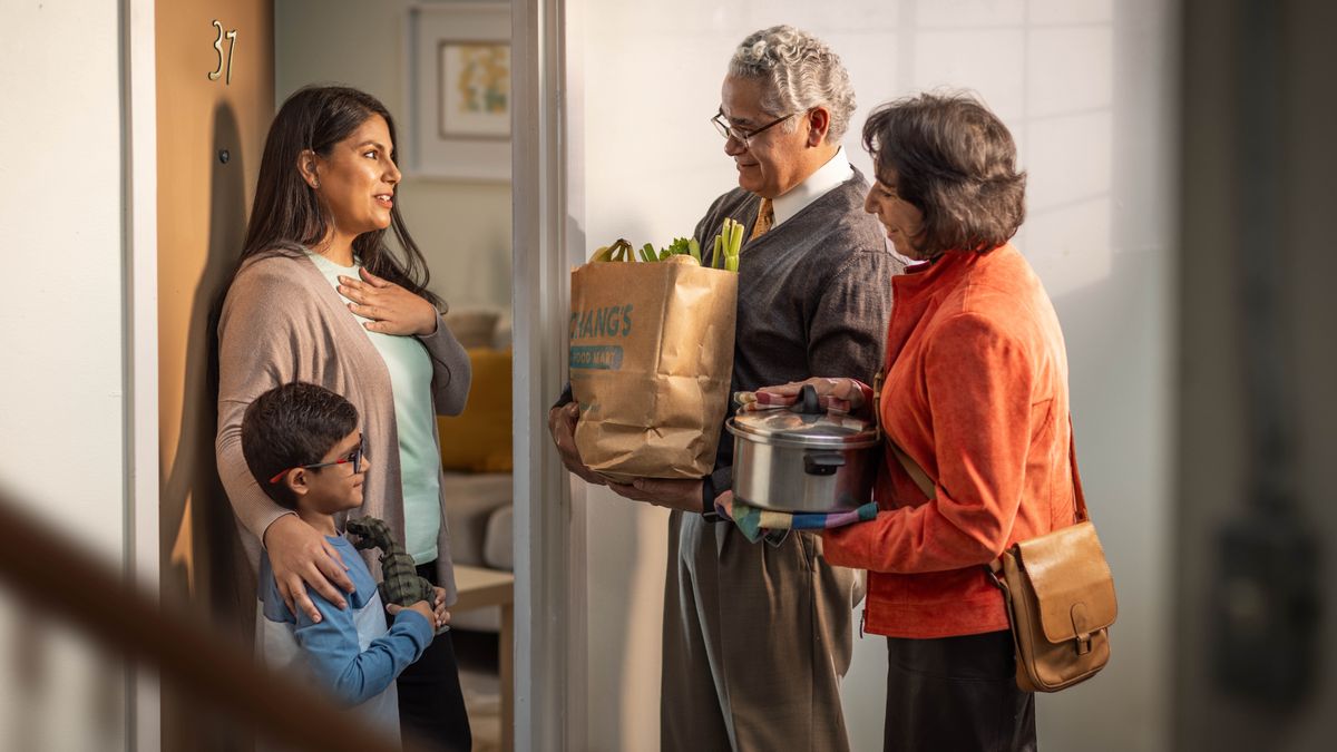 Մի եղբայր իր կնոջ հետ մթերքներ ու տաք կերակուր է բերել միայնակ մորն ու իր որդուն, ինչի համար մայրը անչափ երախտապարտ է