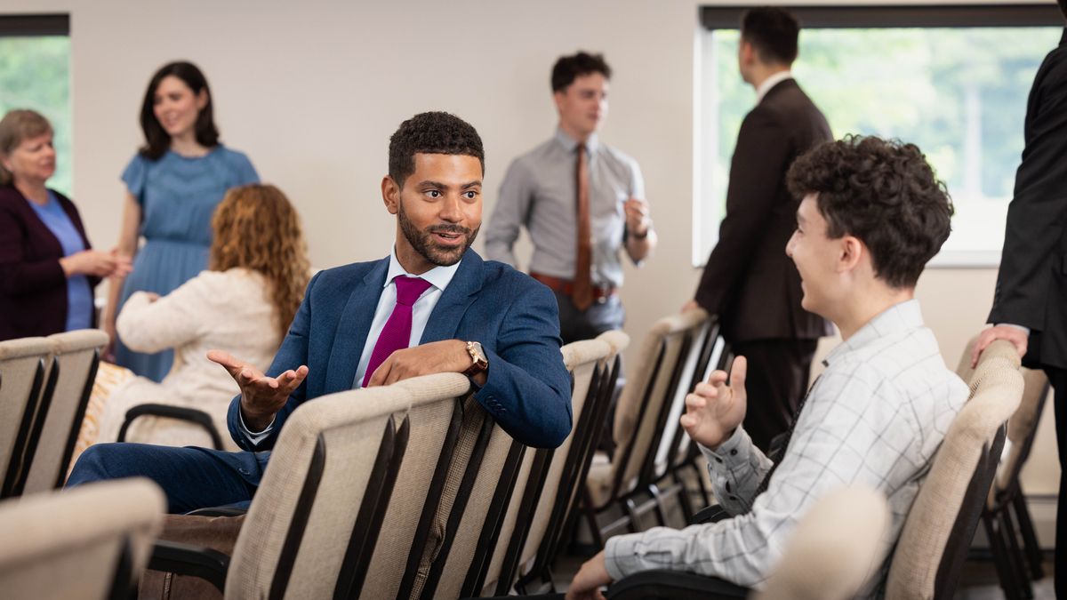 Հանդիպումից հետո եղբայրը նստում է տղայի կողքին և ընկերական զրուցում նրա հետ։ Երկուսն էլ ժպտում են