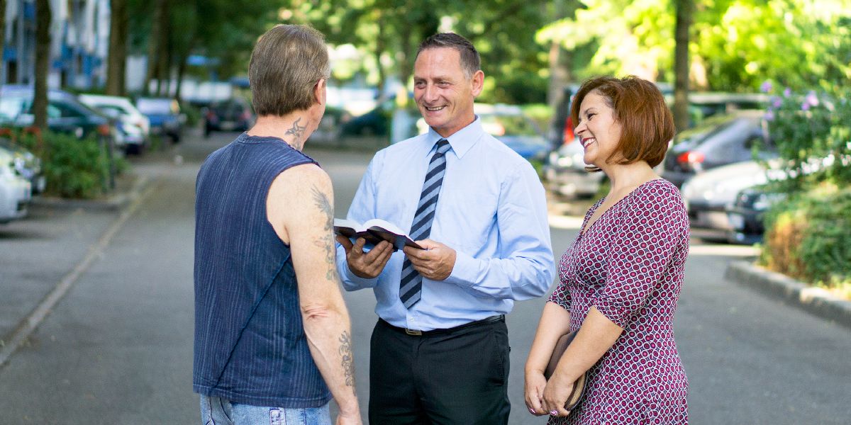 Ժոզեֆ Էրենբոգենը և նրա կինը քարոզում են մի մարդու