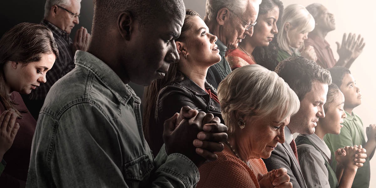 Տարբեր ազգերի ու տարբեր տարիքի մարդիկ աղոթում են