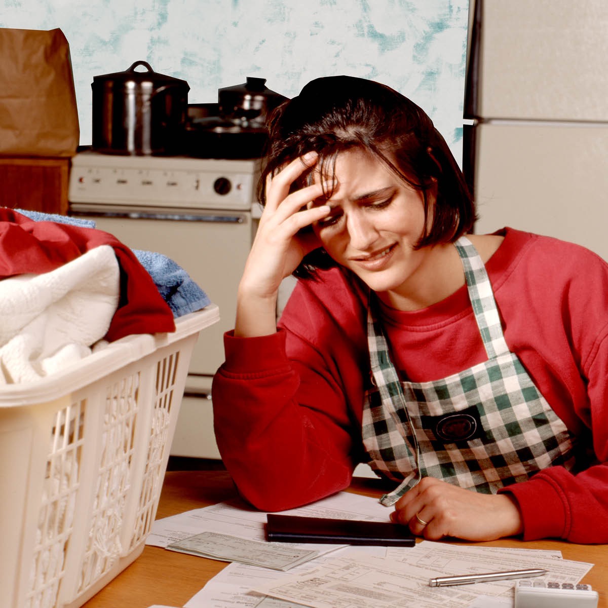 Կին մը ճնշուած է դրամական հոգերովA woman stresses about money