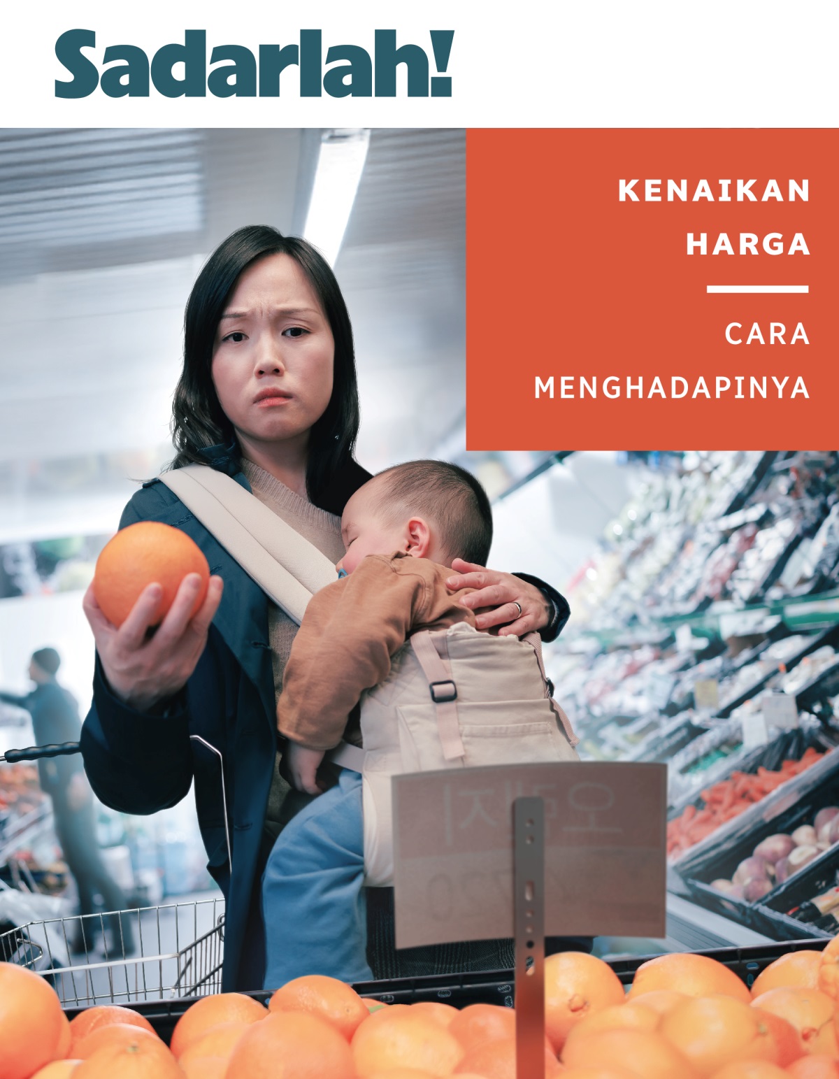 Seorang ibu, yang sedang berbelanja sambil menggendong anaknya yang sedang tidur, khawatir saat melihat harga buah.