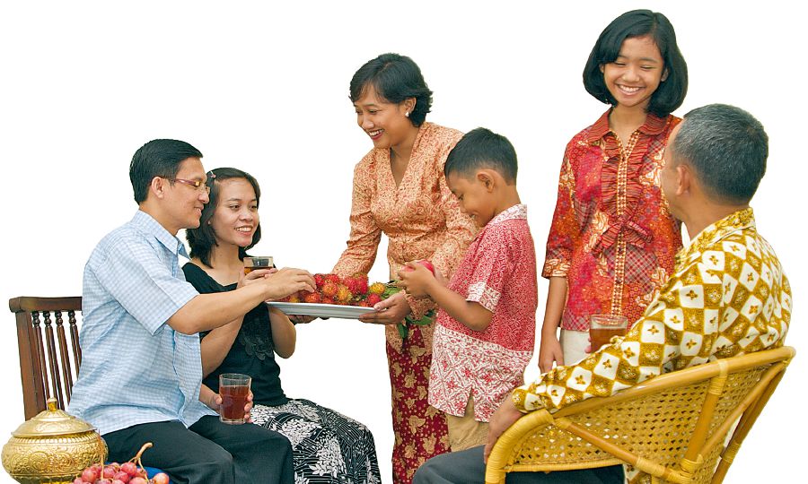 Teman-teman dari berbagai usia sedang menikmati pergaulan