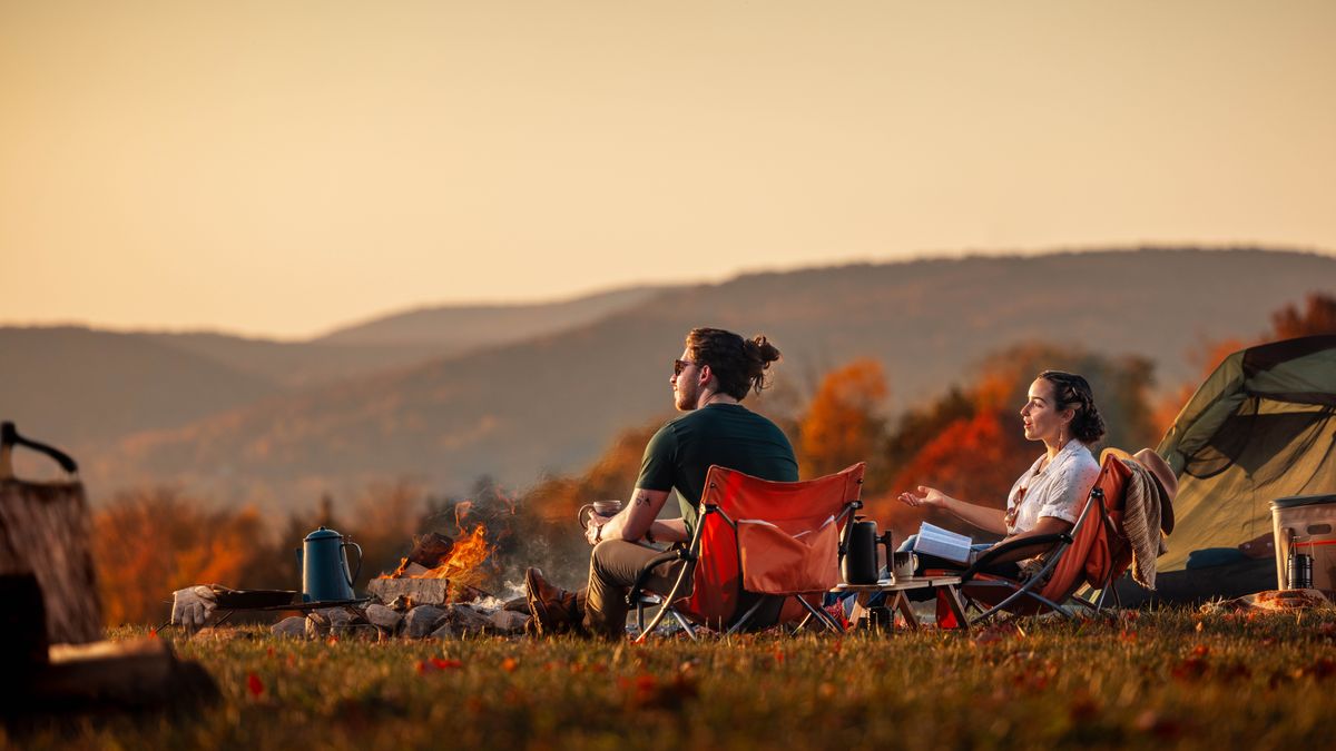 Seorang saudari mengobrol dengan suaminya yang tidak seiman sambil menikmati kopi di dekat api unggun. Dia membicarakan pemandangan indah di depan mereka. Ada Alkitab yang terbuka di pangkuannya.