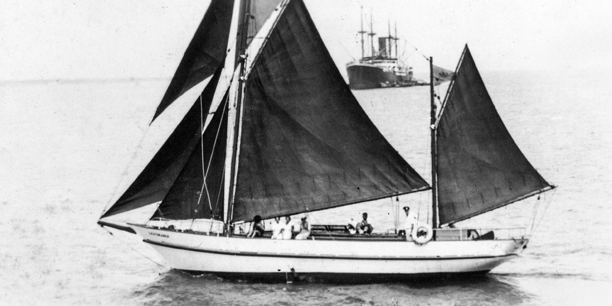 Kapal Lightbearer yang panjangnya 16 meter