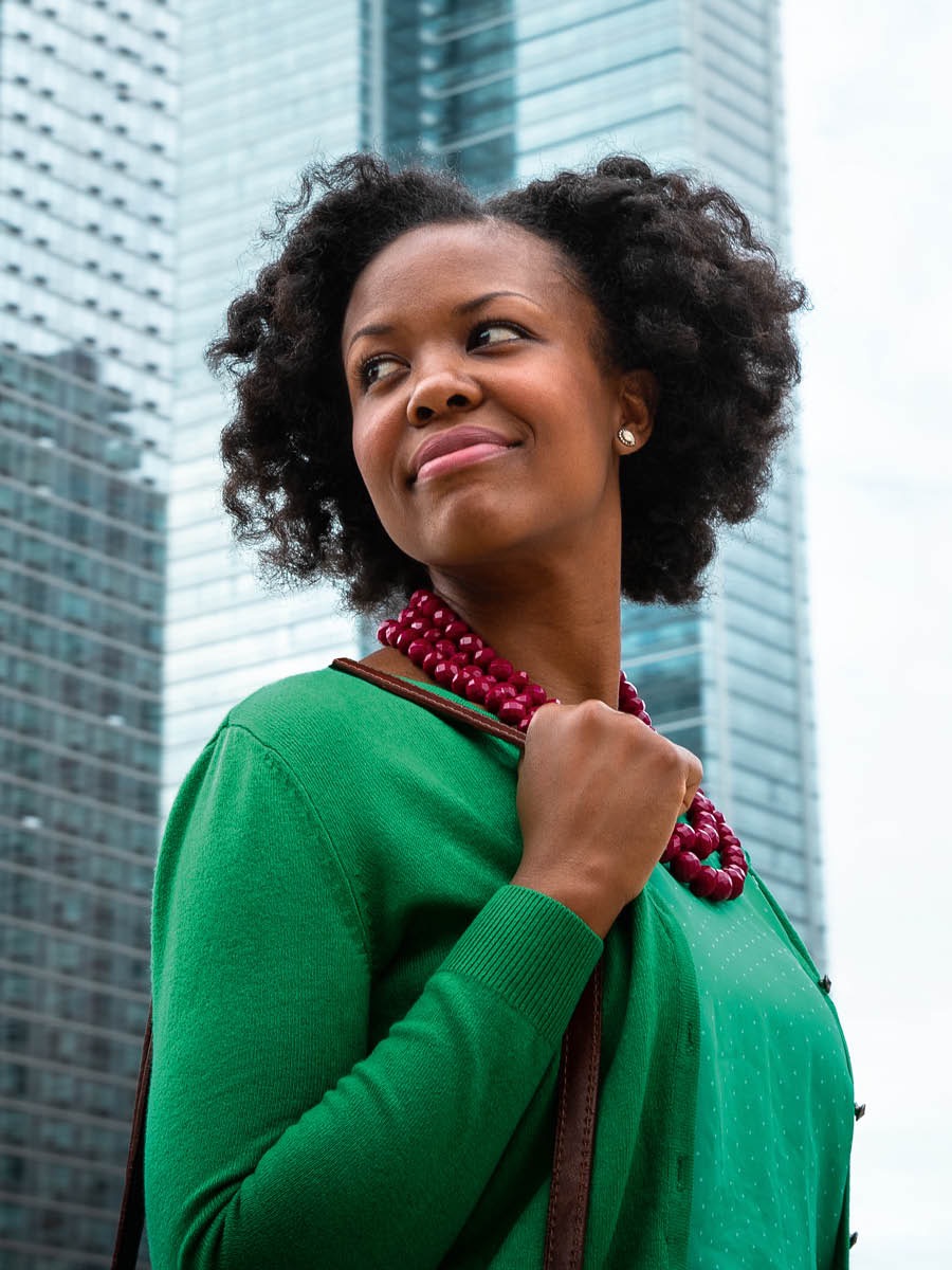 Nwaanyị obi siri ike, nke na-enwekwa obi ụtọ n’obodo mepere emepe.