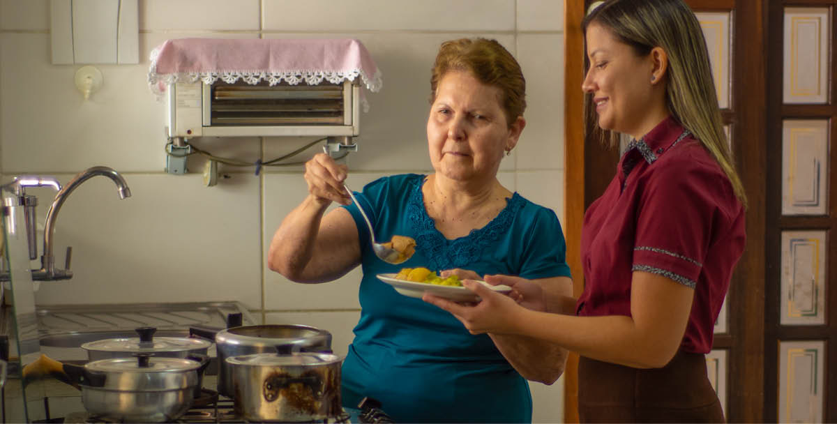 Ni Maria Lúcia nga aggagao iti linutona para iti gayyemna.